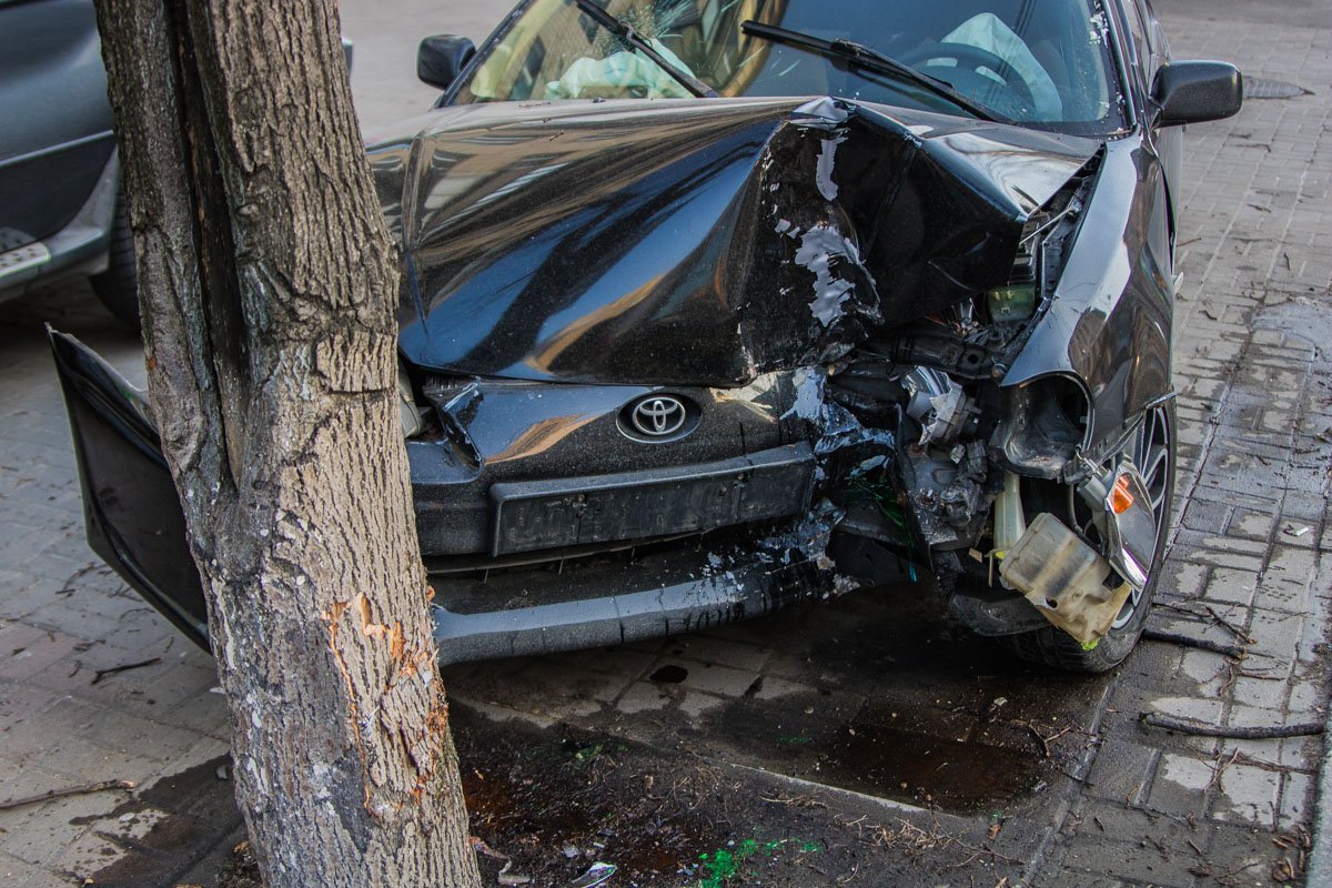 Передняя часть автомобиля сильно разбитая Передняя часть автомобиля сильно разбита