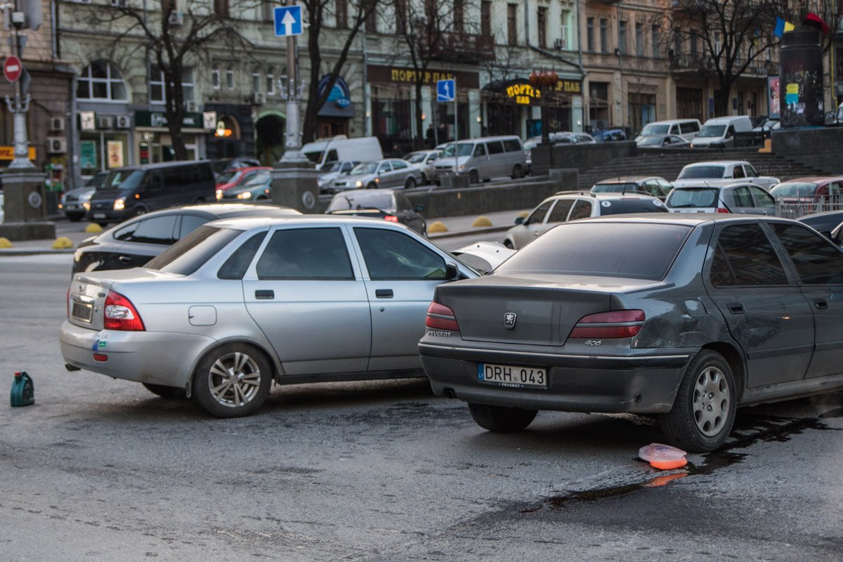 Авария произошла на Крещатике напротив Бессарабского рынка Авария произошла на Крещатике, напротив Бессарабского рынка
