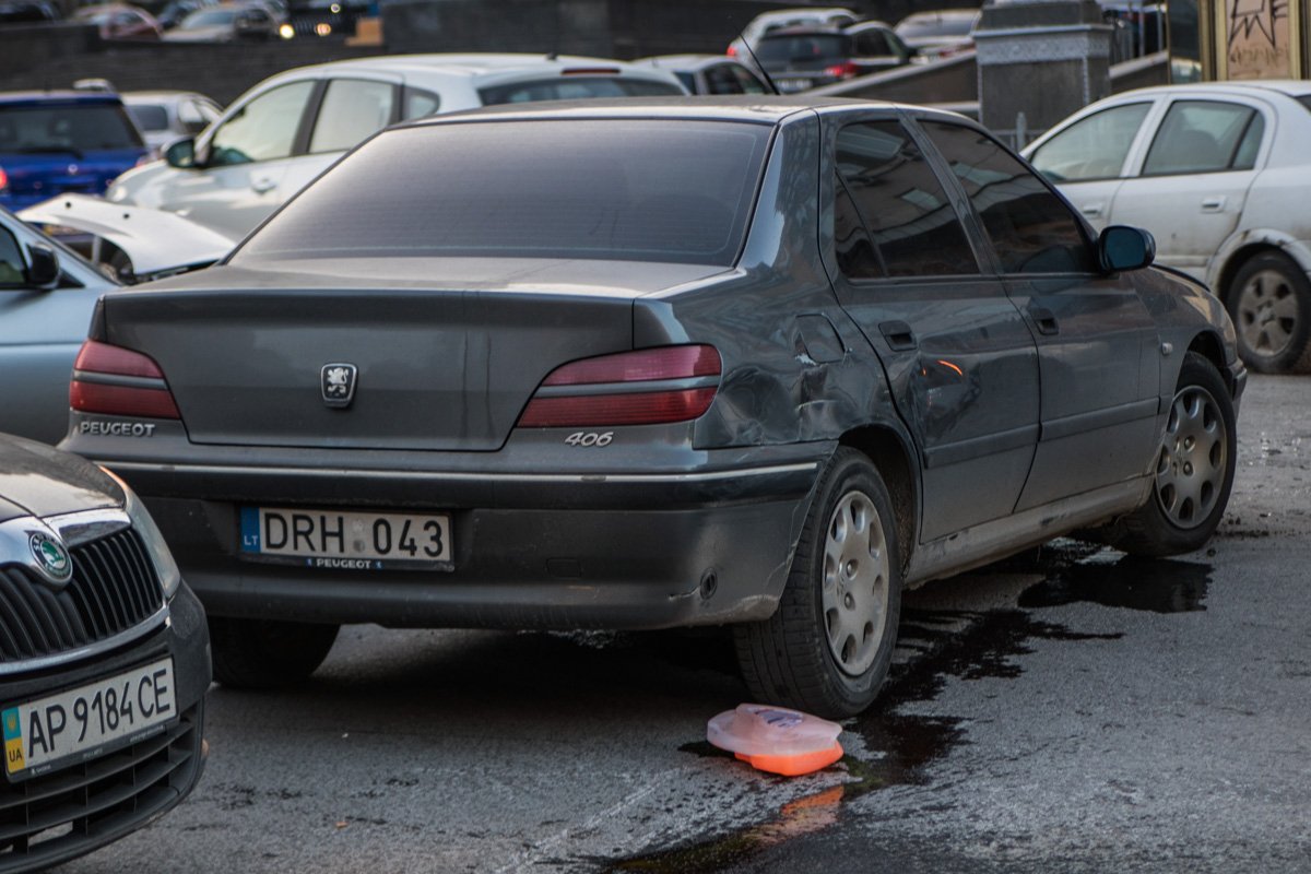 Вокруг машин разлито средство ухода за автомобилем Вокруг машин разлито средство ухода за автомобилем