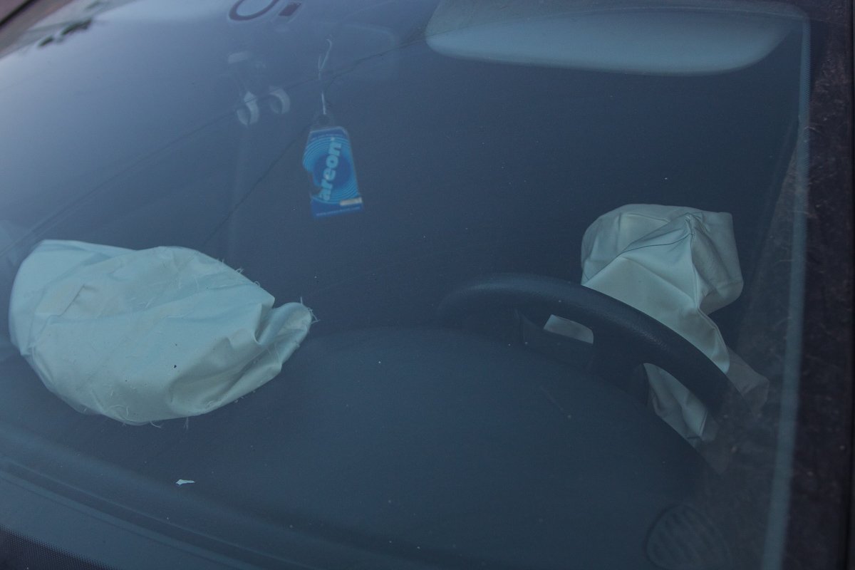 В Peugeot сработали подушки безопасности В Peugeot сработали подушки безопасности