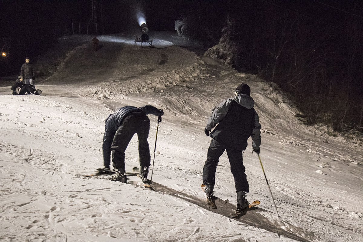Кто-то только учится стоять на лыжах Кто-то только учится стоять на лыжах