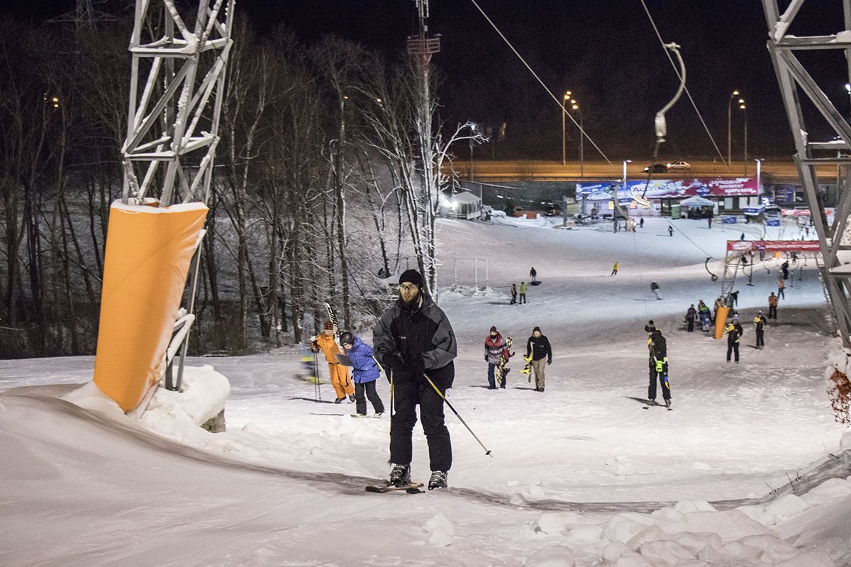 На снежных склонах можно встретить как детей, так и взрослых На снежных склонах можно встретить как детей, так и взрослых