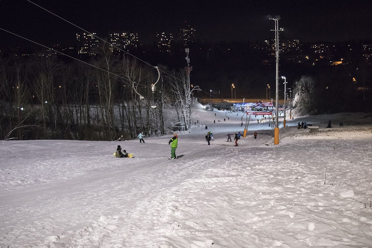 Любители зимних видов спорта не нарадуются настоящей зиме Любители зимних видов спорта не нарадуются настоящей зиме