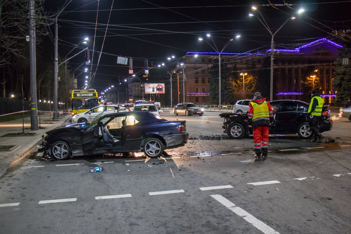Авария частично заблокировала движение на Соломенской площади Авария частично заблокировала движение на Соломенской площади