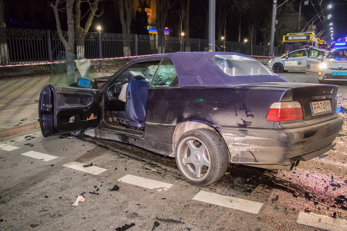 У BMW полностью разбита передняя часть корпуса У BMW полностью разбита передняя часть корпуса