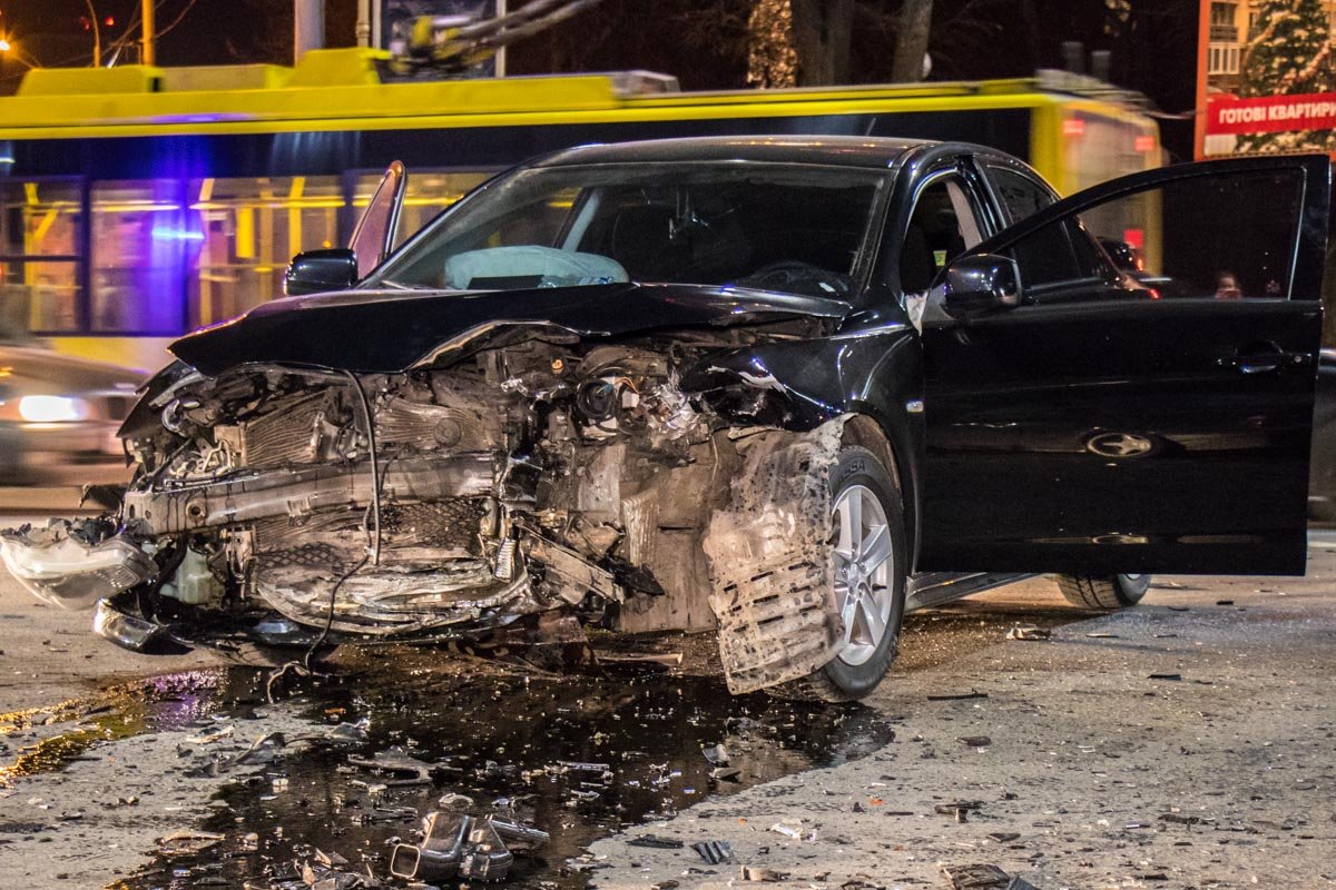 У Mitsubishi полностью разбит передний бампер У Mitsubishi полностью разбит передний бампер