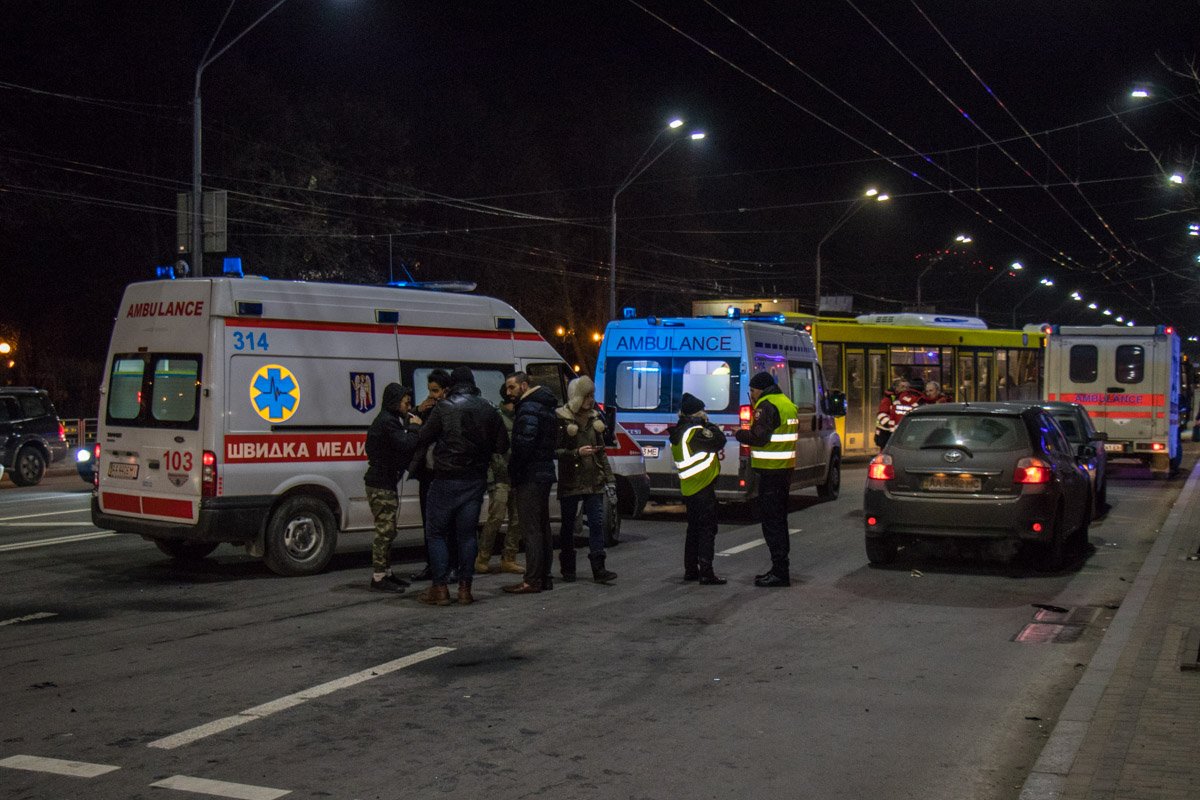 На перекрестке с Воздухофлотским проспектом столпилось много людей На перекрестке с Воздухофлотским проспектом столпилось много людей