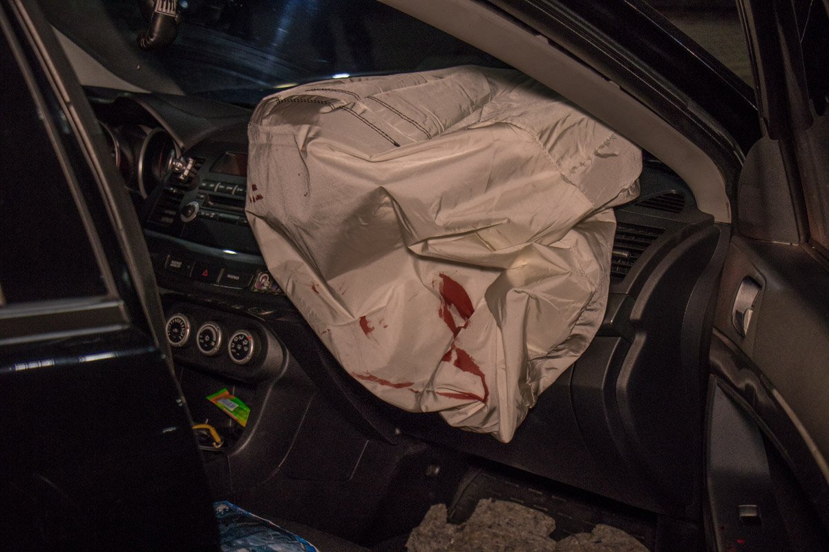 От удара у Mitsubishi сработали подушки безопасности От удара у Mitsubishi сработали подушки безопасности