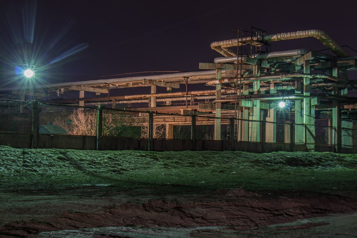 А так выглядят заводские постройки под покровом ночи А так выглядят заводские постройки под покровом ночи