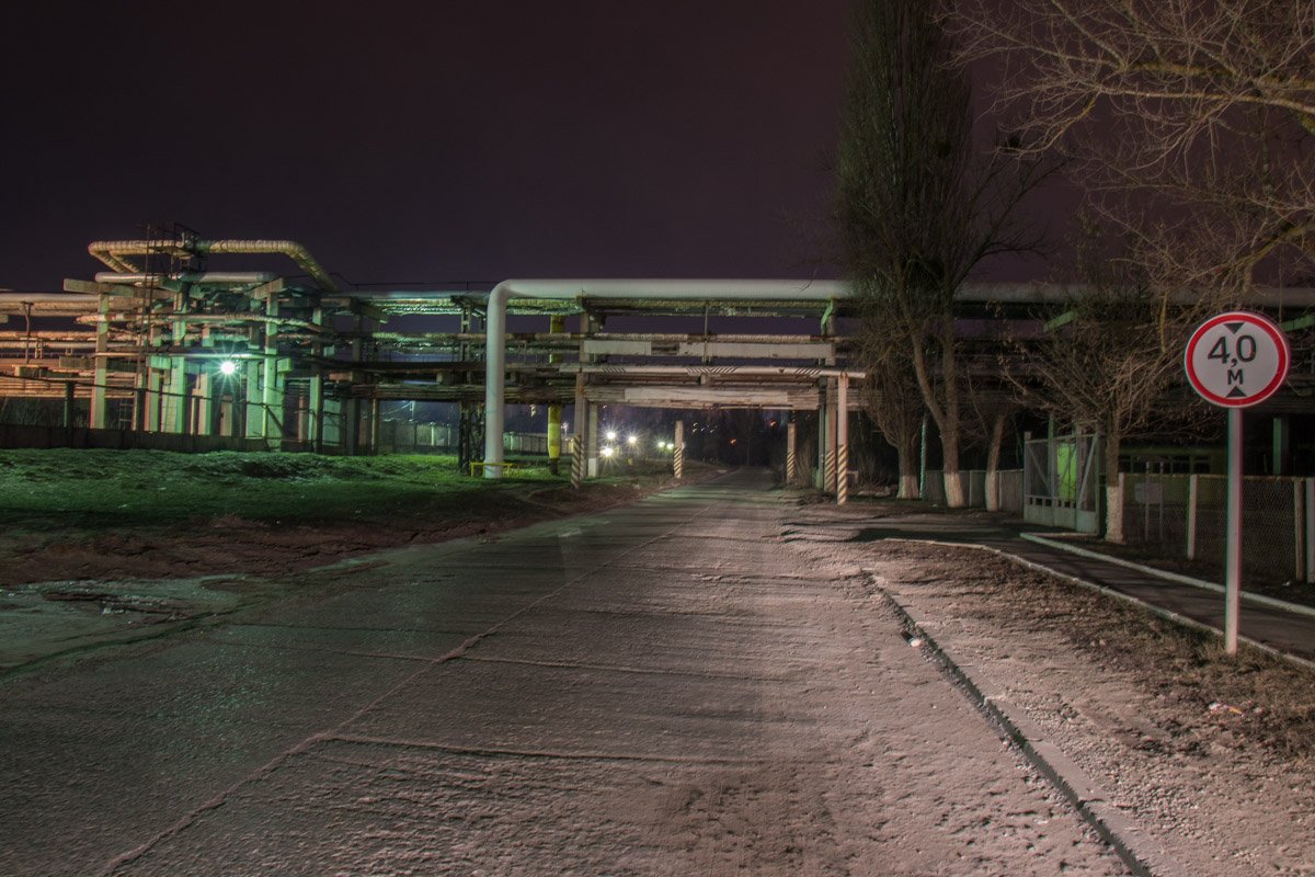 На Выдубичах в темное время суток редко кого-то встретишь На Выдубичах в темное время суток редко кого-то встретишь