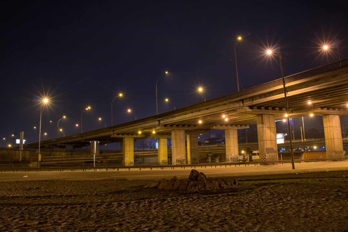 И ничего не нарушает покой этой местности по ночам И ничто не нарушает покой этой местности по ночам