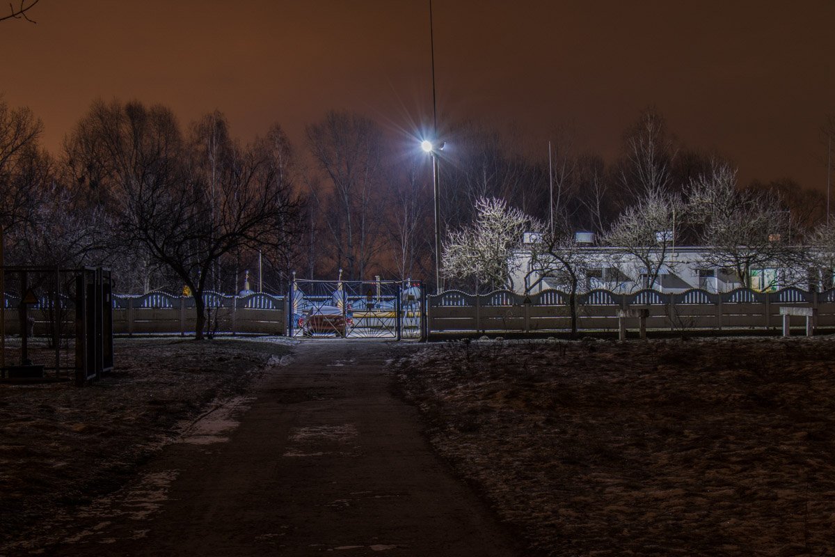 В морозную ночь местность выглядит особенно непривычно В морозную ночь местность выглядит особенно непривычно