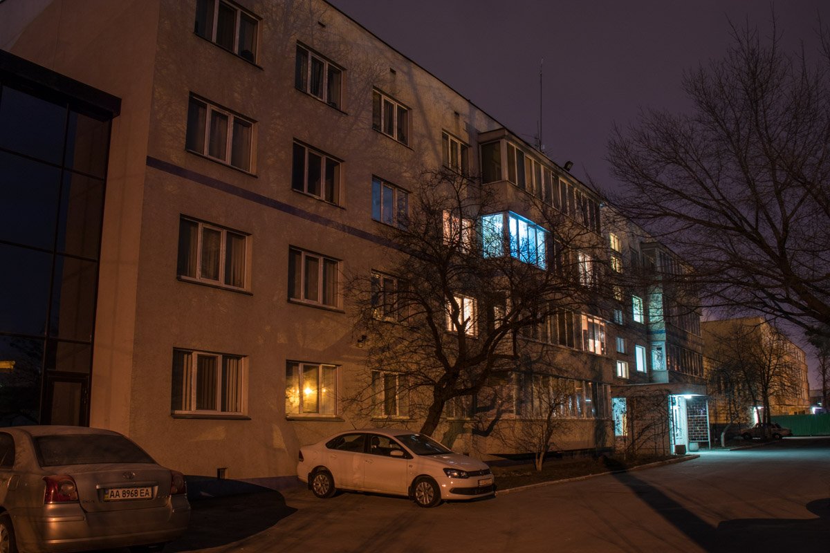 Только несколько окон загорелись в многоэтажках Только несколько окон загорелись в многоэтажках