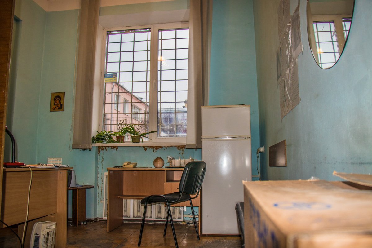 В маленькой комнатке бездомным приготовят чай