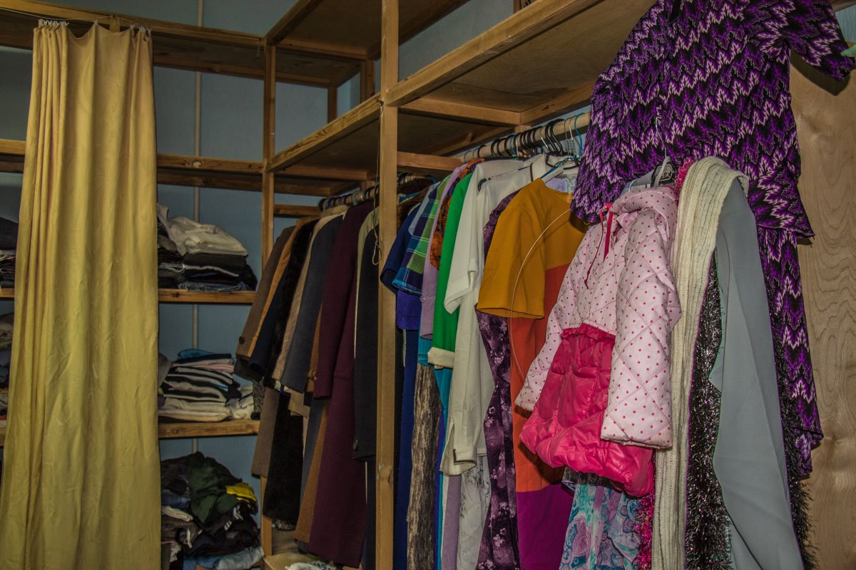 Горожане приносят старую одежду и обувь