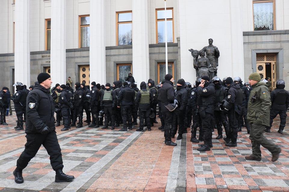 Под Радой за порядком следят более 3800 правоохранителей