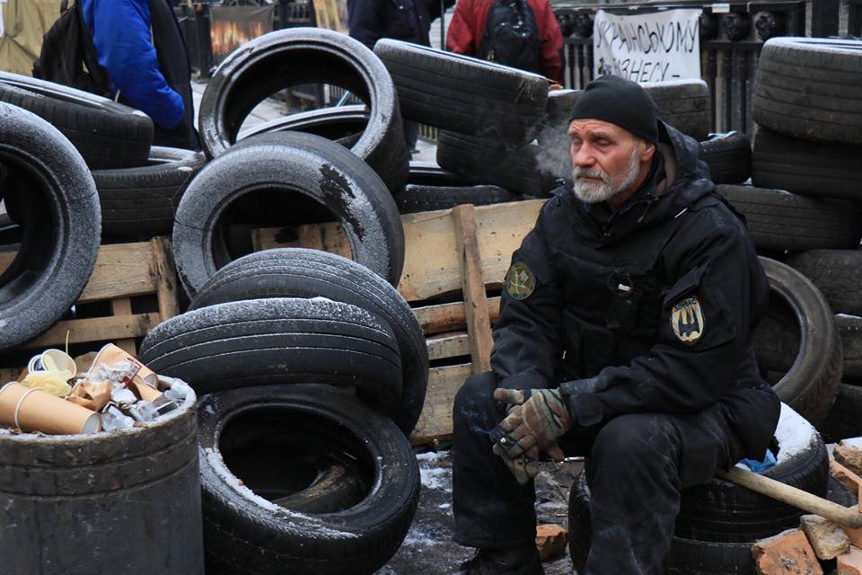 Тем временем в палаточном городке жгли шины