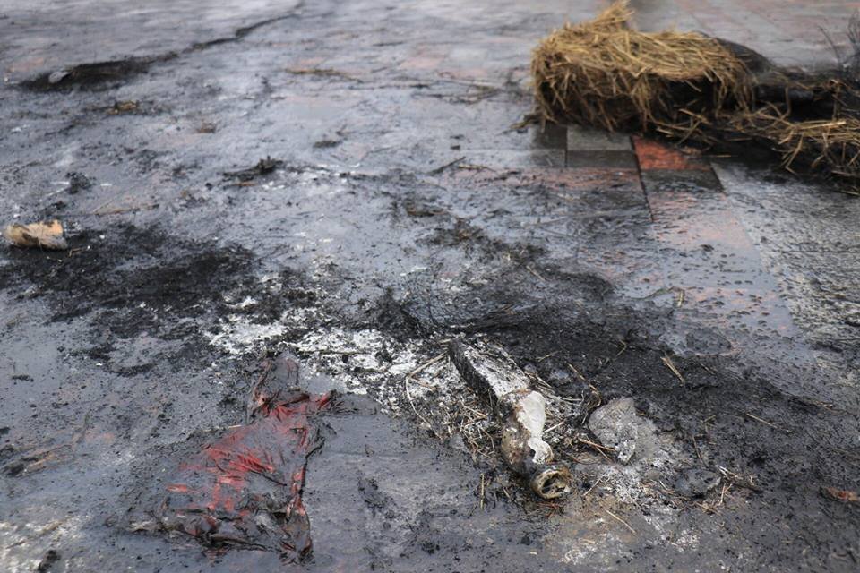 Жители палаточного городка сожгли вместе с шинами флаг РФ