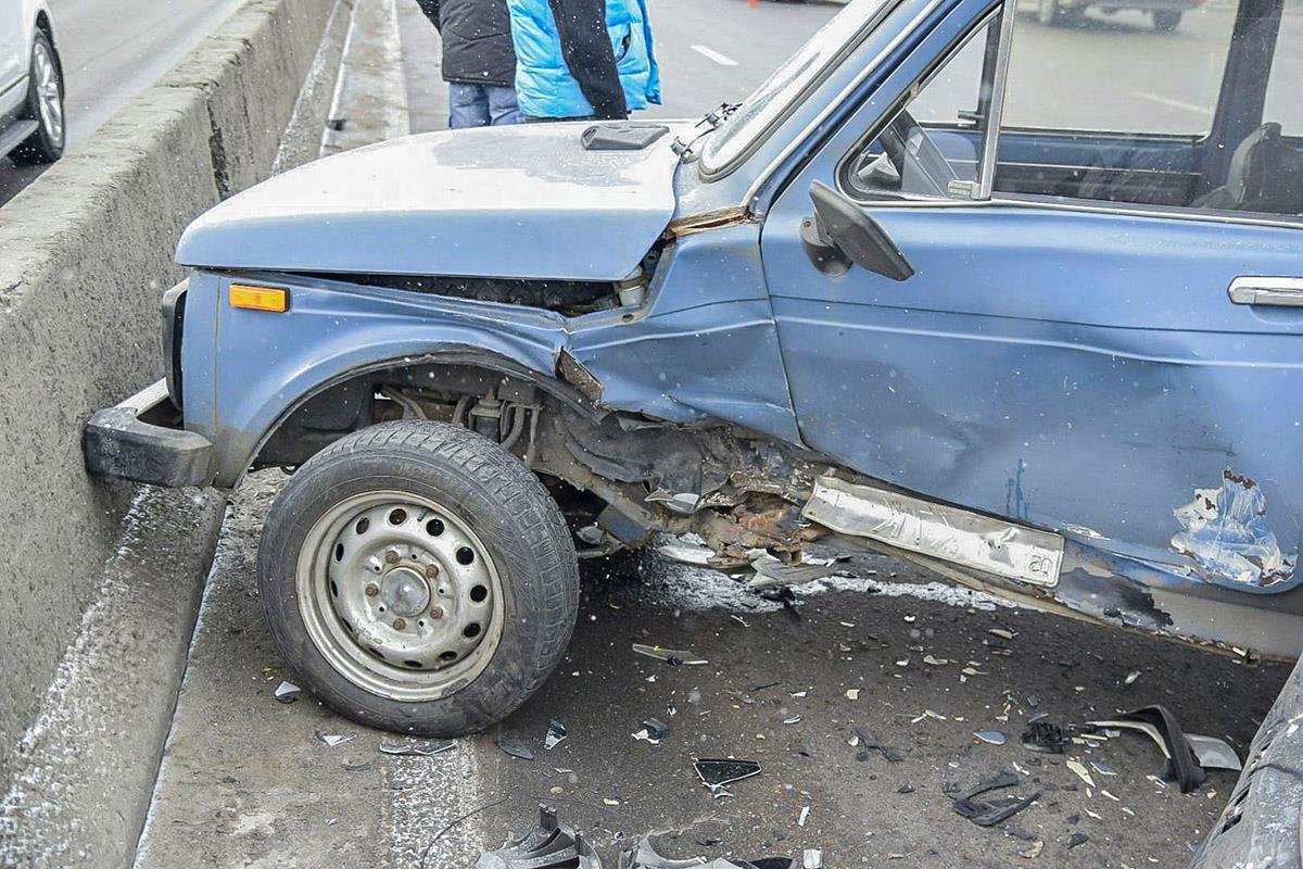 Многострадальная "Нива", поврезавшаяся во всех полосах, и оказавшаяся в отбойнике