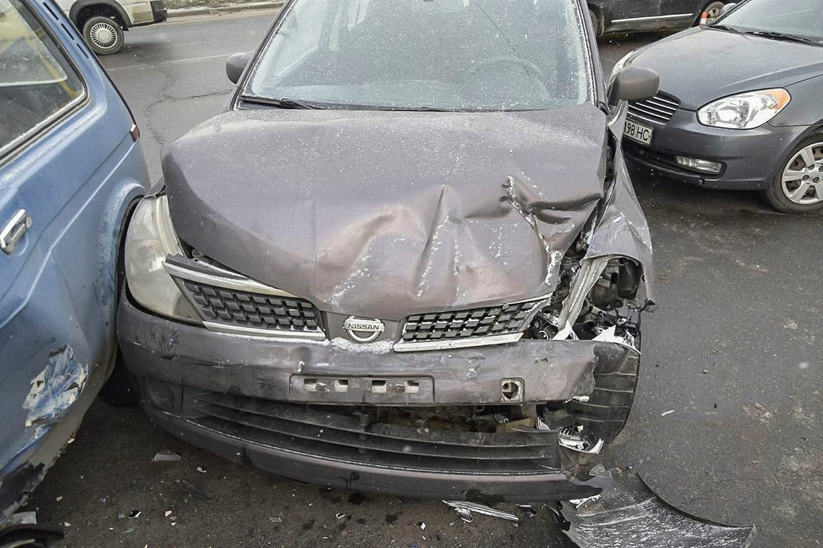  Столкновение "Нивы" и Nissan случилось уже на третьей полосе, возле отбойника
