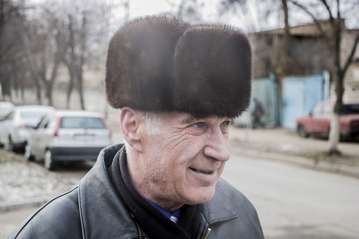 Михаил Петрович Остапчук принес свою елку на утилизацию