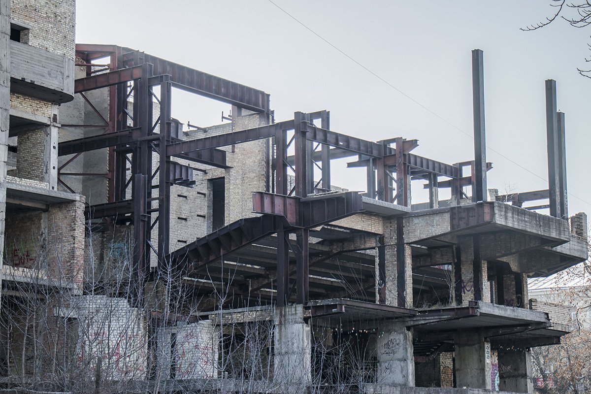 Огромное сооружение так и осталось висеть над Львовской площадью