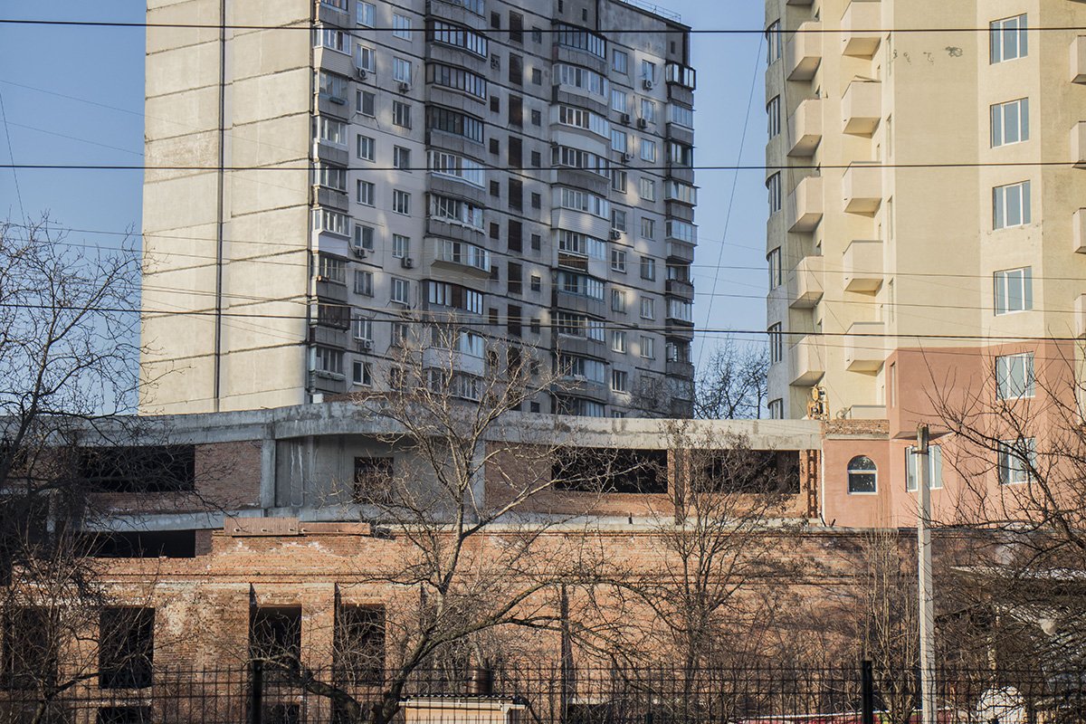Внешне дома выглядят почти достроенными