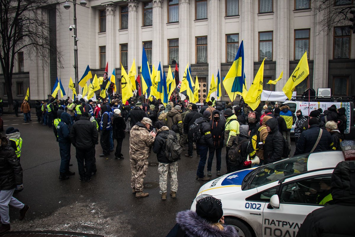 Под стенами Рады собрались около 100 человек Под стенами Рады собрались около 100 человек