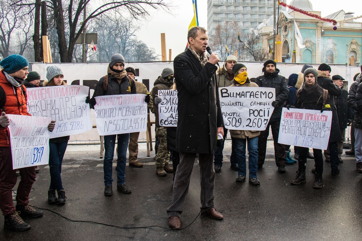 Требования написали на плакатах Требования написали на плакатах