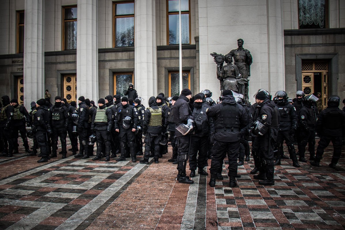 Под парламентом дежурят отряды силовиков и нацгвардейцев Под парламентом дежурят отряды силовиков и нацгвардейцев