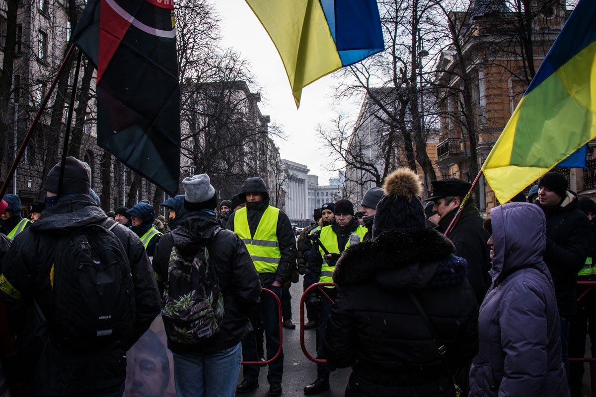 На улице Банковая шествие остановилось перед ограждением На улице Банковая шествие остановилось перед ограждением
