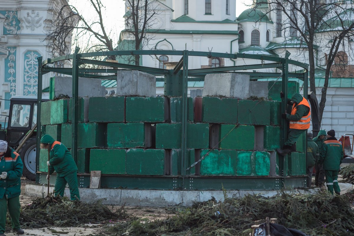 Уже к 14:30 остались только плиты, на площади ствол замечен не был Уже к 14:30 остались только плиты, на площади ствол замечен не был