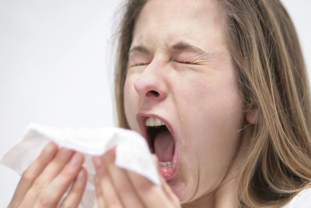 При чихании может произойти спонтанный разрыв стенки глотки 