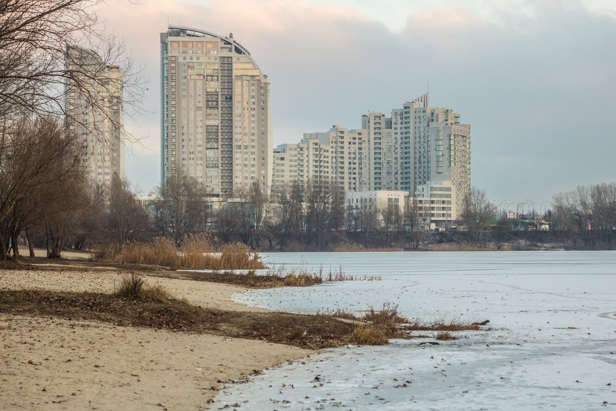Небольшой пляж на берегу озера