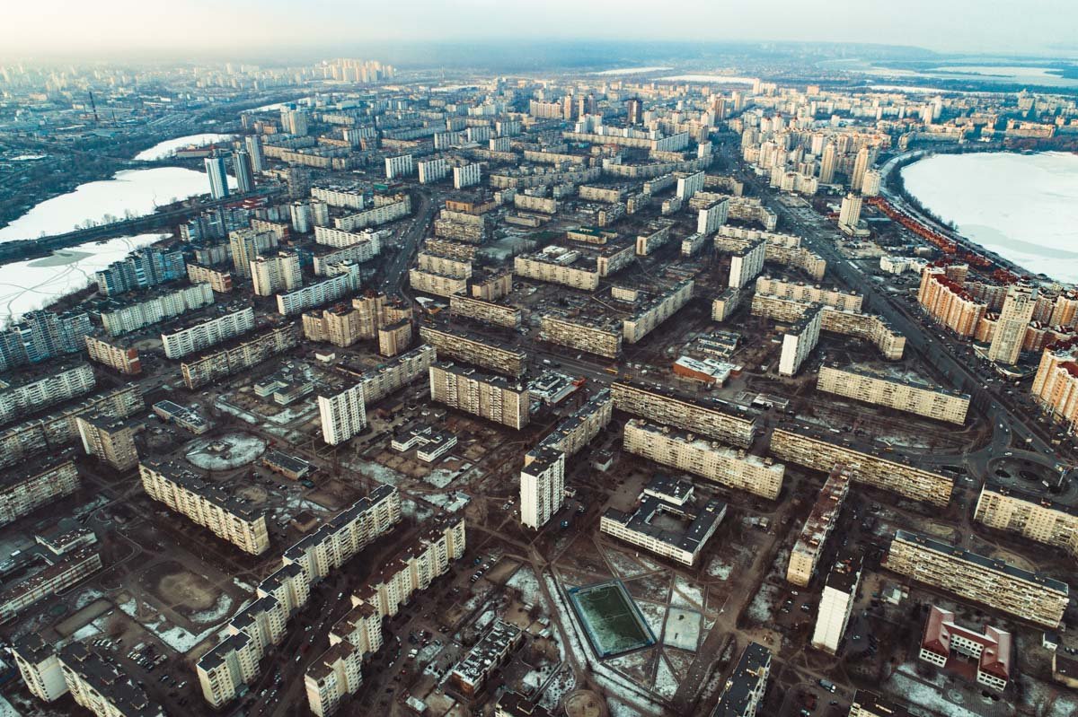 Озеро находится возле станции метро "Оболонь" width="1200" height="799"><figcaption> Озеро находится возле станции метро "Оболонь"
</figcaption></figure></p><p>Напомним, 15 января под Киевом из водоема доставали тело <a href="https://kiev.informator.ua/2018/01/16/pod-kievom-spasateli-dostali-telo-rybaka-provalivshegosya-pod-led/">рыбака, провалившегося под лед</a>. А 11 января спасателям удалось <a href="https://kiev.informator.ua/2018/01/12/pod-kievom-dvoe-muzhchin-provalilis-pod-led/">спасти двоих мужчин</a>, которые оказались в воде из-за хрупкого льда.
</p><p></p><p style="text-align: right;"><strong>Владислав Гарнаев</strong></p>
<p></p><p style="text-align: right;"><strong>Фото, видео: Глеб Пархомец, Дмитрий Коротчин</strong></p></body></html>