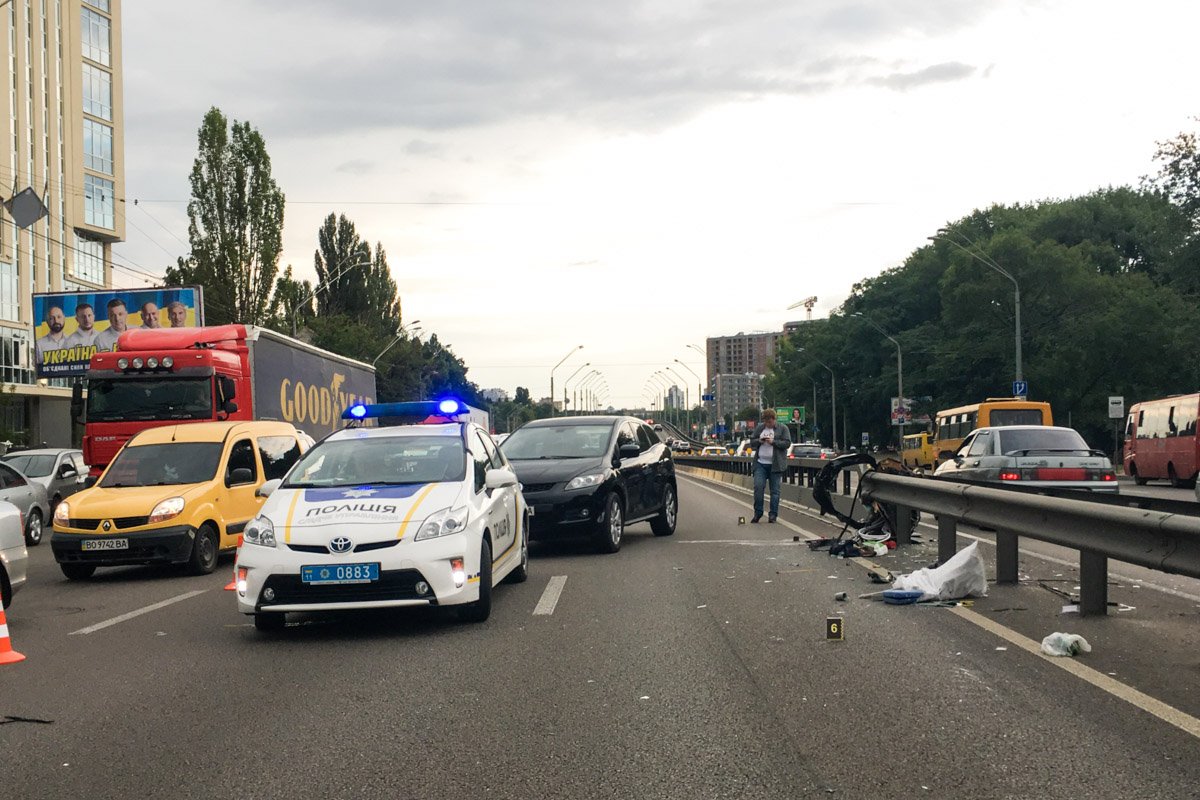 В воскресенье, 7 июля, в Киеве возле станции метро «Нивки» произошло ДТП с участием автомобилей Kia Rio и Chevrolet