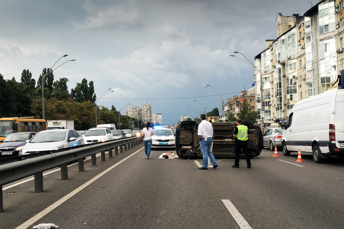 По предварительной информации, хетчбек Chevrolet двигался по проспекту Победы от станции метро «Нивки» с превышением скорости