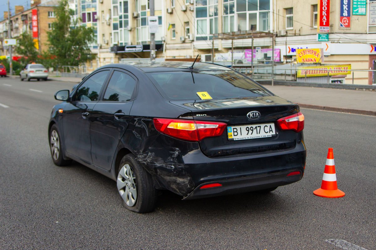 По пока неустановленной причине он потерял управление и зацепил автомобиль Kia