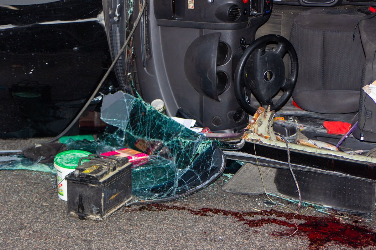 После этого Chevrolet врезался в отбойник, почти полностью лишился крыши и перевернулся