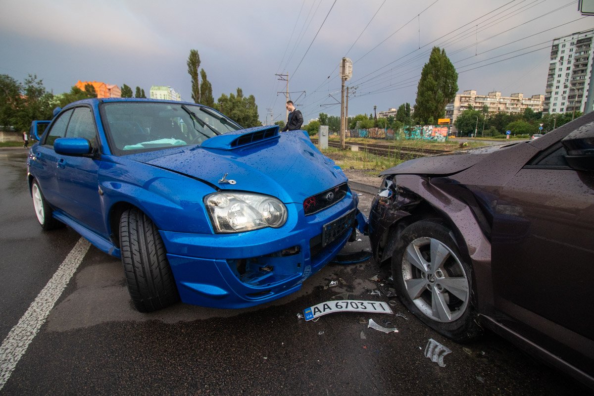 Водитель Subaru не справился с управлением, наехав на лужу, не вписался в поворот и влетел в Skoda Водитель Subaru не справился с управлением, наехав на лужу, не вписался в поворот и влетел в Skoda