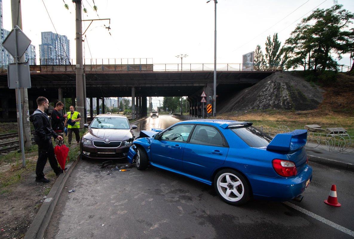 От удара у Skoda разбито левое крыло и фара От удара у Skoda разбито левое крыло и фара