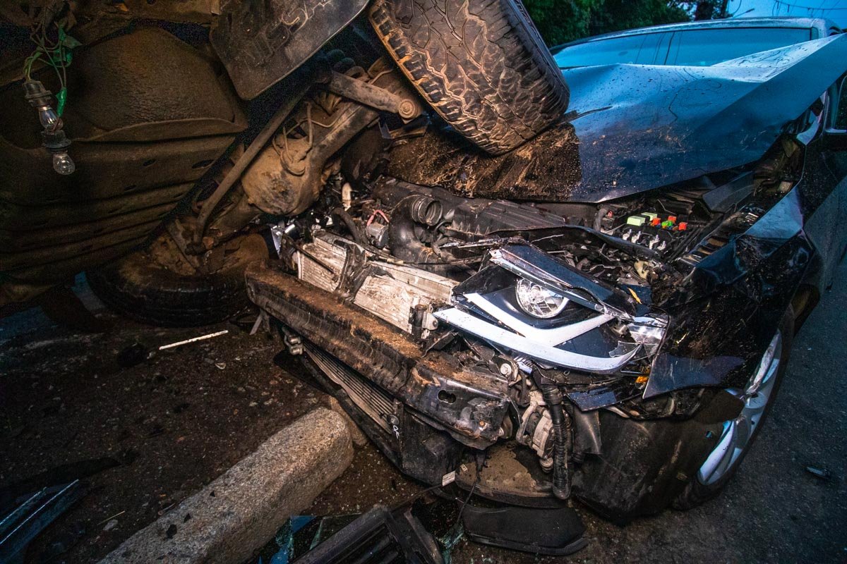 В салоне Nissan находилось четыре военных