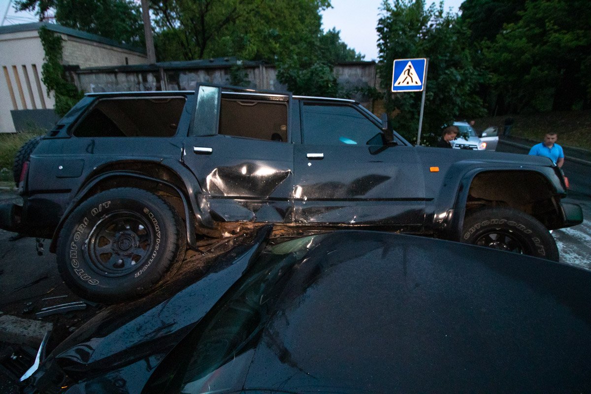 В результате столкновения Patrol заехал на капот Jetta