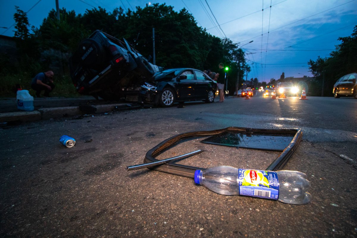 Мужчина за рулем Nissan решил повернуть на улицу Оранжерейную сразу через несколько полос движения