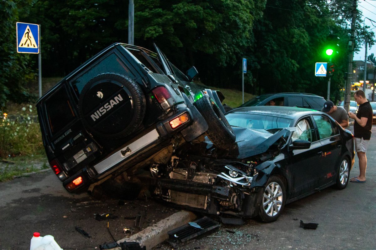 Nissan врезался в Volkswagen, откинув "немца" к обочине и остановился на его капоте