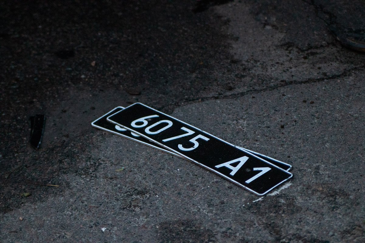 Мужчины, которые находились в салоне внедорожника, скрутили военные номера Nissan