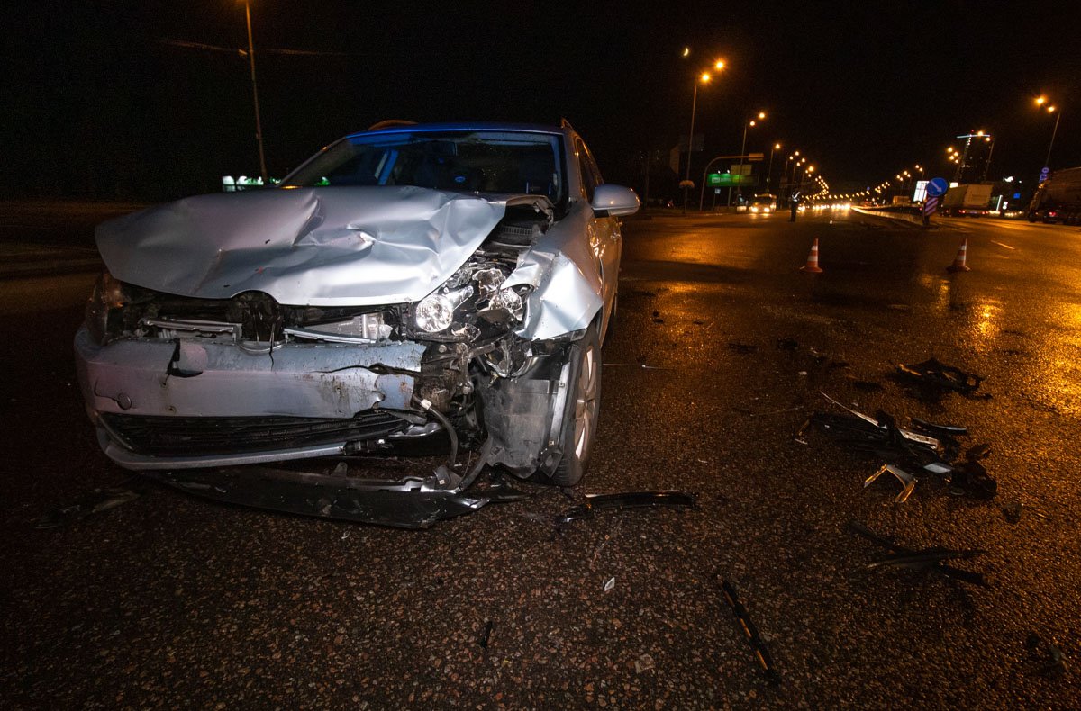 Возле станции метро «Бориспольская» произошла авария с участием автомобилей Citroen Berlingo и Volkswagen Golf