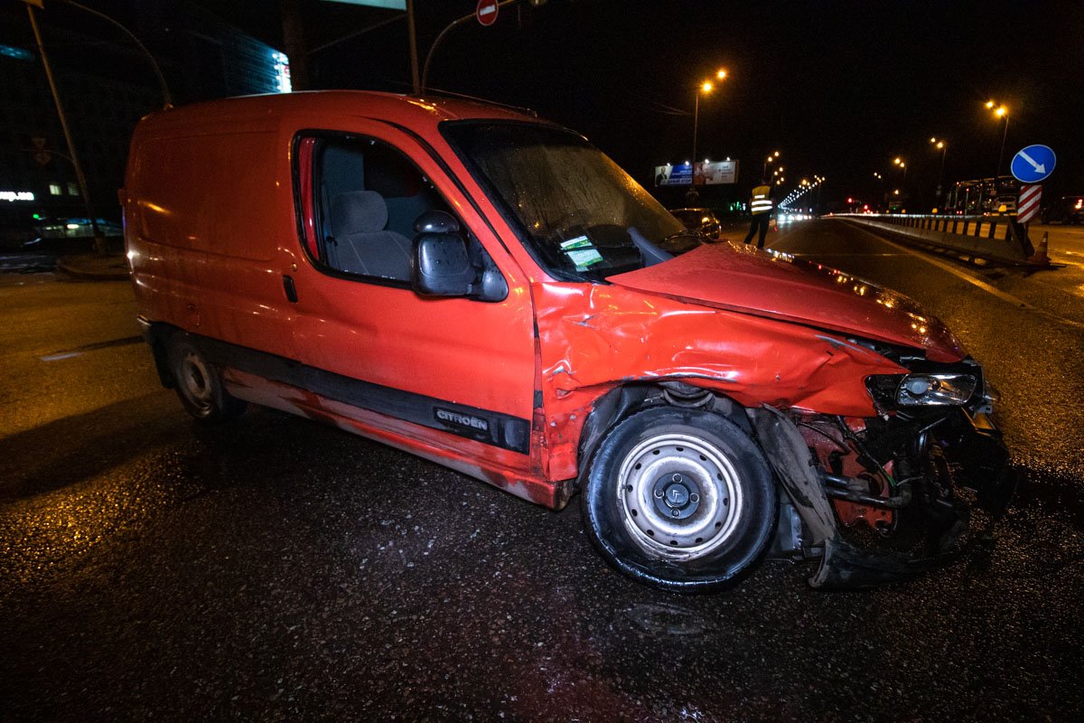 В результате аварии пострадали водитель и пассажирка Citroen