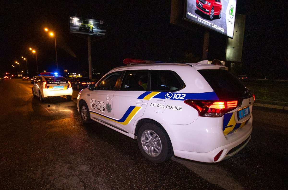 На месте работал экипаж патрульной полиции, "скорая" и следственно-оперативная группа