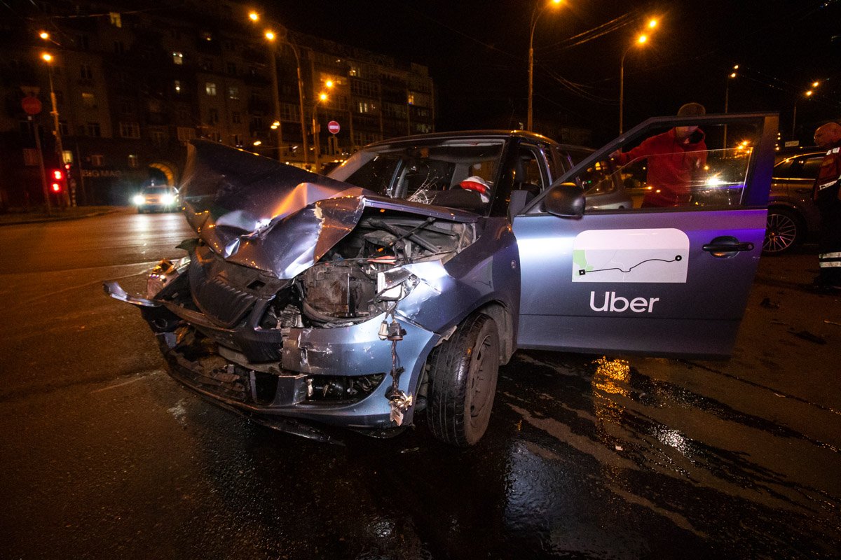 На пересечении улиц Бассейной и Эспланадной произошла авария с участием Skoda Fabia службы такси Uber и Porsche Cayenne